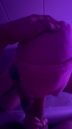 Il me réveil dans le bain pour que je le suce et j’avale tout