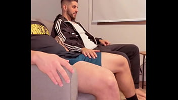 VIZINHO PAUZUDO ESPEROU A ESPOSA IR TRABALHAR E VEIO ME FUDER