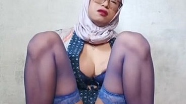 Hijab Shemales With Big Dicks Dildo Masturbate Until She Cum
