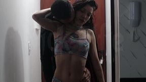 sai do banho com a bucetinha molhada e o marido da minha amiga chegou bem na hora