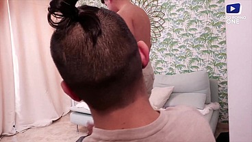 Elle se fait baiser devant son mec !