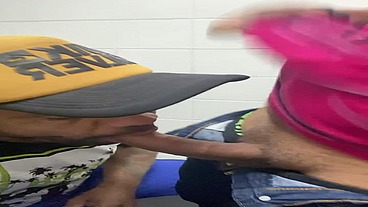 Mamei o cara no banheiro que rola macia