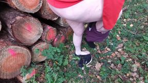 Spread your legs wide for aV on the log