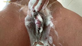 peituda com grelo grande grava seu banho se masturbando gostoso ate ficar toda meladinha