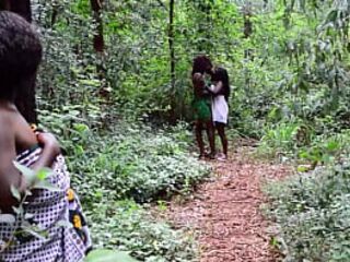Curvy Ebony BFFs Lick Pussy Sloppy In Amateur Lesbian Hookup