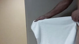 Büyük penisli genç eşcinsel amatörler ev yapımı anal seks videosunda mastürbasyon yapıyor ve ağızdan ve elden cinsel ilişkiyle tatmin oluyorlar.