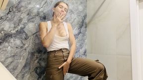 Peeing in baggy jeans, jerking off and smoking!