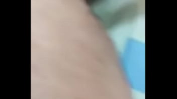 Riqu&iacute_sima chica tv jugando