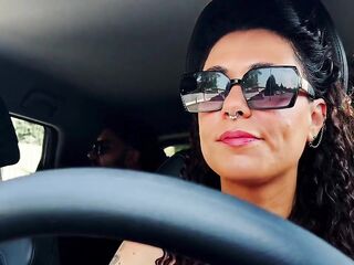 Anale italiano intenso in macchina con buco del culo aperto, sputi, schiaffi in faccia e mani al collo!