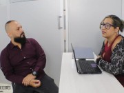 A cambio de un aumento de sueldo me follo a mi jefe - Historia completa - Porno en Español