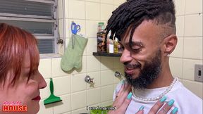 Corno voyeur assiste a esposa foder com entregador do supermercado na pr&oacute_pria cozinha