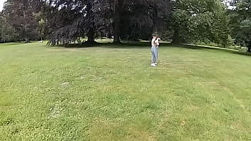 L&#039_&eacute_t&eacute_, je me prom&egrave_ne souvent les seins nus dans des parcs public