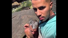 Twink branquinho pediu pra parar e o dotadao meteu mais forte e sem camisinha / White twink asked to stop and the gifted put it harder and without a condom