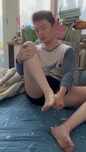 18yo Petite Chinese Twink 164cm 52kg Size 36 Tiny Feet M-legs Spread Hard Cock Nipple Play Solo