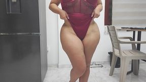 mi madrastra modelando su ropa en frente de la camara