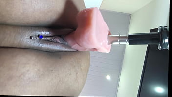 Buceta molhadinha com a rola toda l&aacute_ dentro at&eacute_ gozar mijando