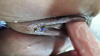 Buceta molhadinha com a rola toda l&aacute_ dentro at&eacute_ gozar mijando