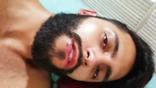 Iso kulli amatöörimiehet masturboivat räjähtävien siemensyöksyjen ääressä ja nielevät sen alas