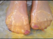 Crushing: The raw EGGS ** Nylonfußfetisch **