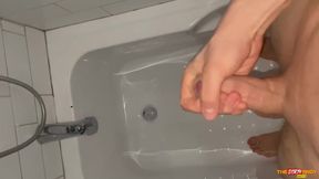 Quickly Handjob in the Bathtub