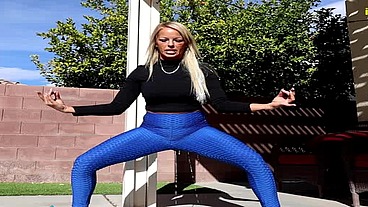 Yoga instructor Bella Ink pissing her yoga pants