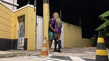 DANDO O CUZINHO NO MEIO DA RUA