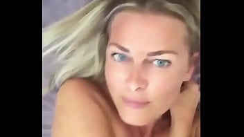 Russa mostrou que realmente tem buceta rosa