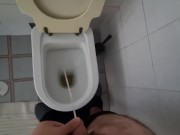 Ragazzo piscia in un nuovo bagno