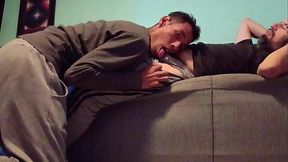 Oliendo y saboreando la pija de m&iacute_ macho peludo, me da la leche.