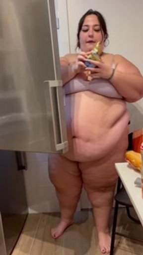 Ssbbw 18 years old doesn't fit in the kitchen