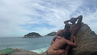 negao com o pau de 23 cm de saidinha da cadeia, deu um role na praia e botou todo mundo pra mamar