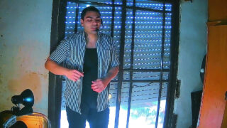 Um espanhol gostoso acaricia sensualmente seu enorme pênis até ejacular.