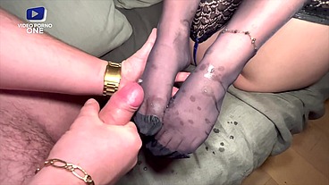 Une petite étudiante se fait démonter par 2 mecs et elle se fait éjaculer sur ses pieds !