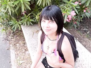 A gorgeous eighteen-year-old beauty is expecting for her boyfriend to go to the beach, but this babe will cheat on him with a stranger