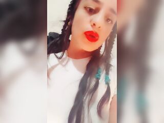 Humo. Labios rojos.