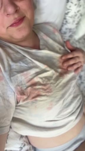 thick nerdy milf plays with her shaved pussy for you