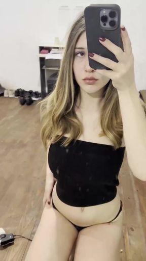 Teen-onlyfan shows off her tits
