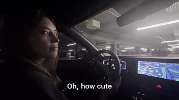 Dos lesbianas se tocan y tienen un orgasmo dentro de su carro en el parqueadero
