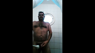 maduro vergudo caliente en la ducha 6