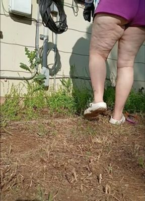 PAWG P1SSQUEEN Pisses in the Garden Pulling Weeds