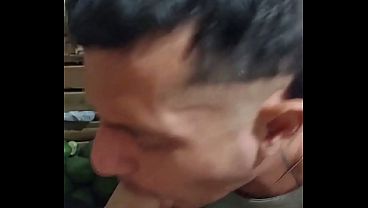 Encontrei o hetero novinho andando de bike na minha rua sem cueca, pediu logo um boquete