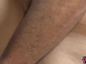 Mi madrastra rubia y yo conversamos en la cocina