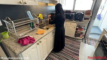 MissLebaneseSquirter - خادمة لبنانية شرموطة بتلعب بطيزها وكسها وتفوت جزر وباذنجان من أجل فلوس