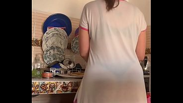 Espi&aacute_ndola en pijama mientras cocina en tanga y lencer&iacute_a