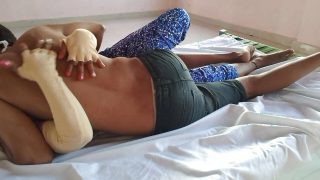 Un tip indian matur își fute anal o curvă cu o pizdă strâmtă și dă un orgasm anal