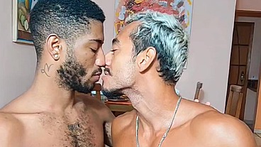 UM PRETINHO SENSUAL ME LEVOU PRA CAMA E FUDEU GOSTOSO