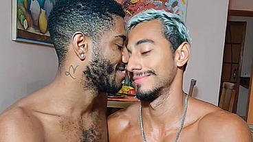 UM PRETINHO SENSUAL ME LEVOU PRA CAMA E FUDEU GOSTOSO