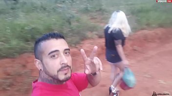 ENFIEI A PICA NA LOIRINHA NO MEIO DA ESTRADA EM PUBLICO (assista completo no xvideos RED )