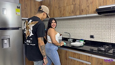 Follo el culo gordo de mi vecina en la cocina mientras su esposo esta afuera en su fiesta de cumpleaños