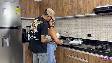 Follo el culo gordo de mi vecina en la cocina mientras su esposo esta afuera en su fiesta de cumpleaños